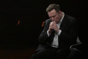 哈密特斯拉股价收涨超3%：特朗普无意沟通，马斯克父亲劝儿子低头